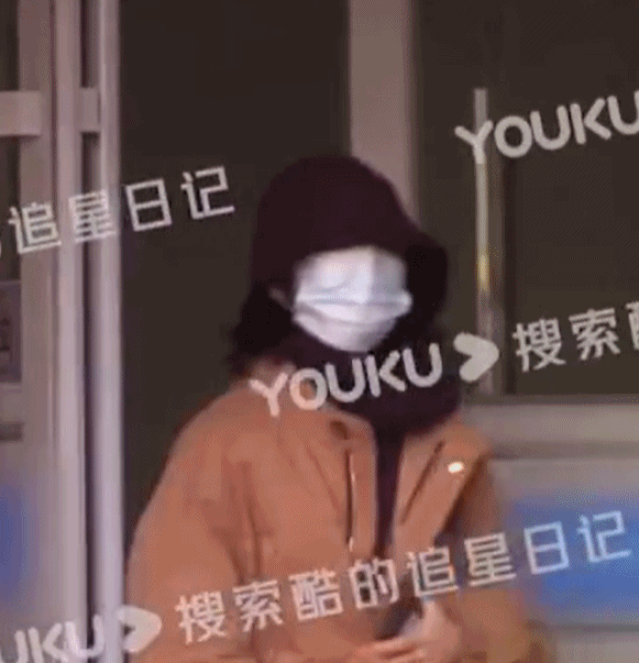 焉栩嘉新女友疑似张子枫！两人穿情侣装被拍，去年10月已被曝恋爱
