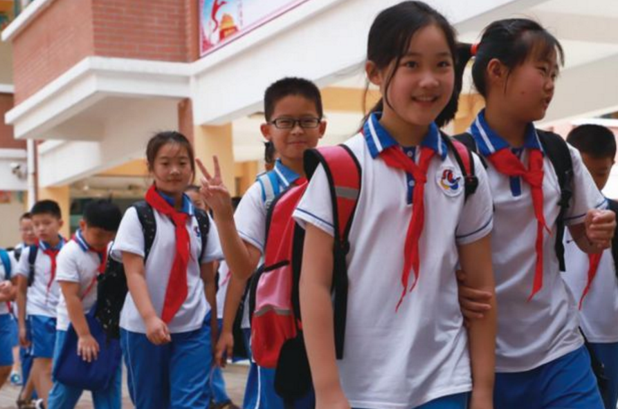 上海小学生“穿一套房”在身上，光鞋就81万，家长：离他远点