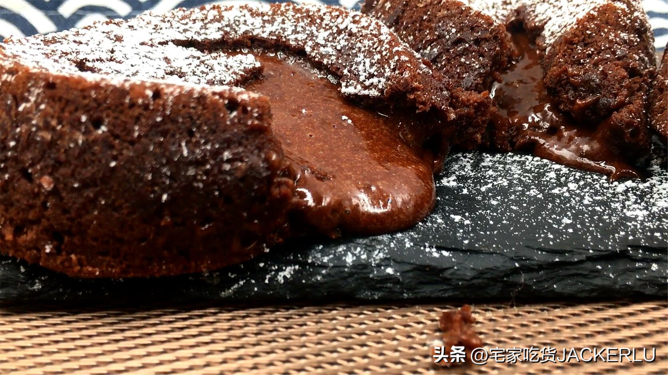 一小块的巧克力(巧克力熔岩蛋糕，叉一小块蛋糕，沾着流动的巧克力酱，一口销魂 )