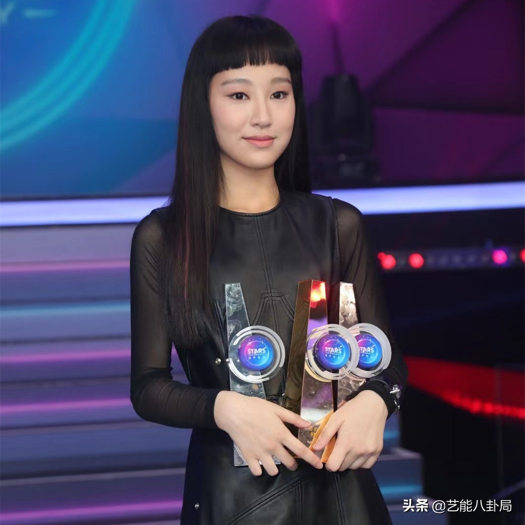 17歲港圈唱將炎明熹！父母定居內地，粵語歌開口跪，打破刻板印象