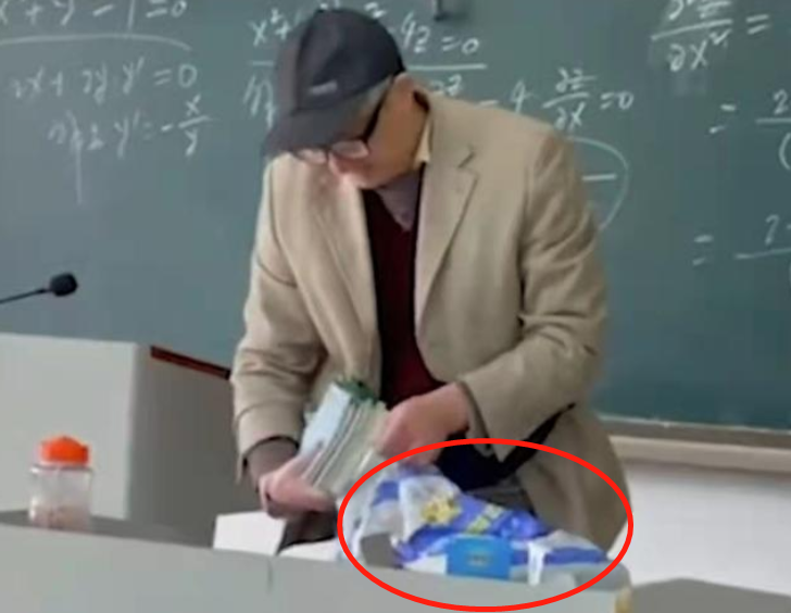 浙江一高校教授火了，穿搭比韦东奕还“简朴”，真实身份不一般