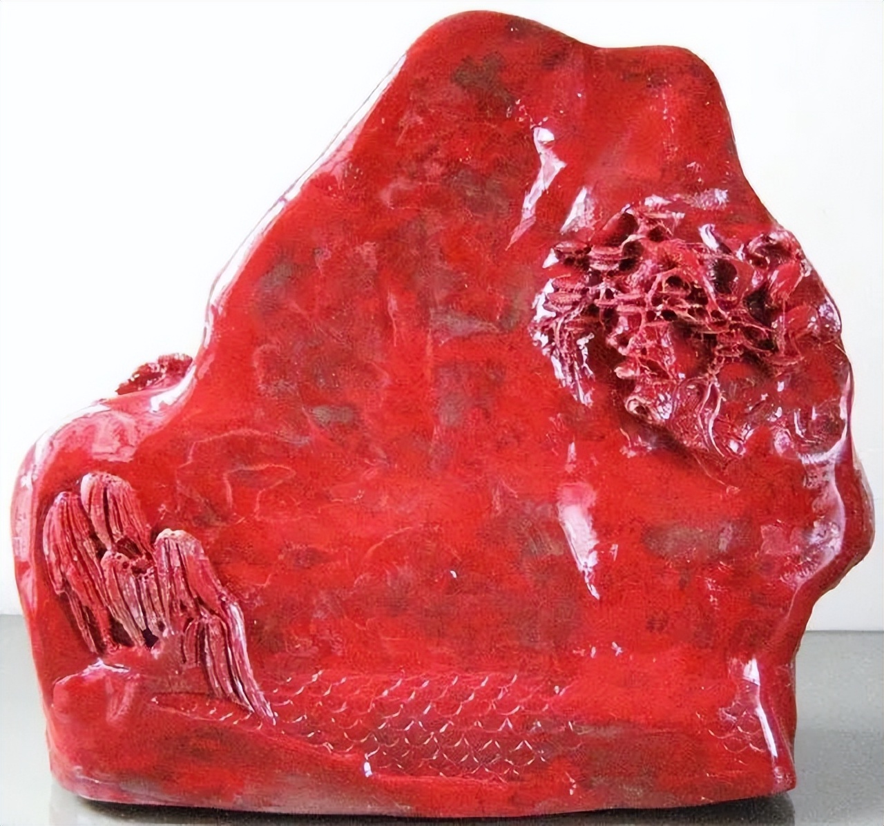 品评一块鸡血石,首先看的就是"血"的颜色,鸡血石的颜色从鲜红为最贵