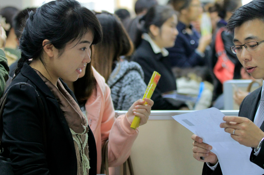 2022年毕业生首超千万人，就业难度再次升级，应届生该何去何从？