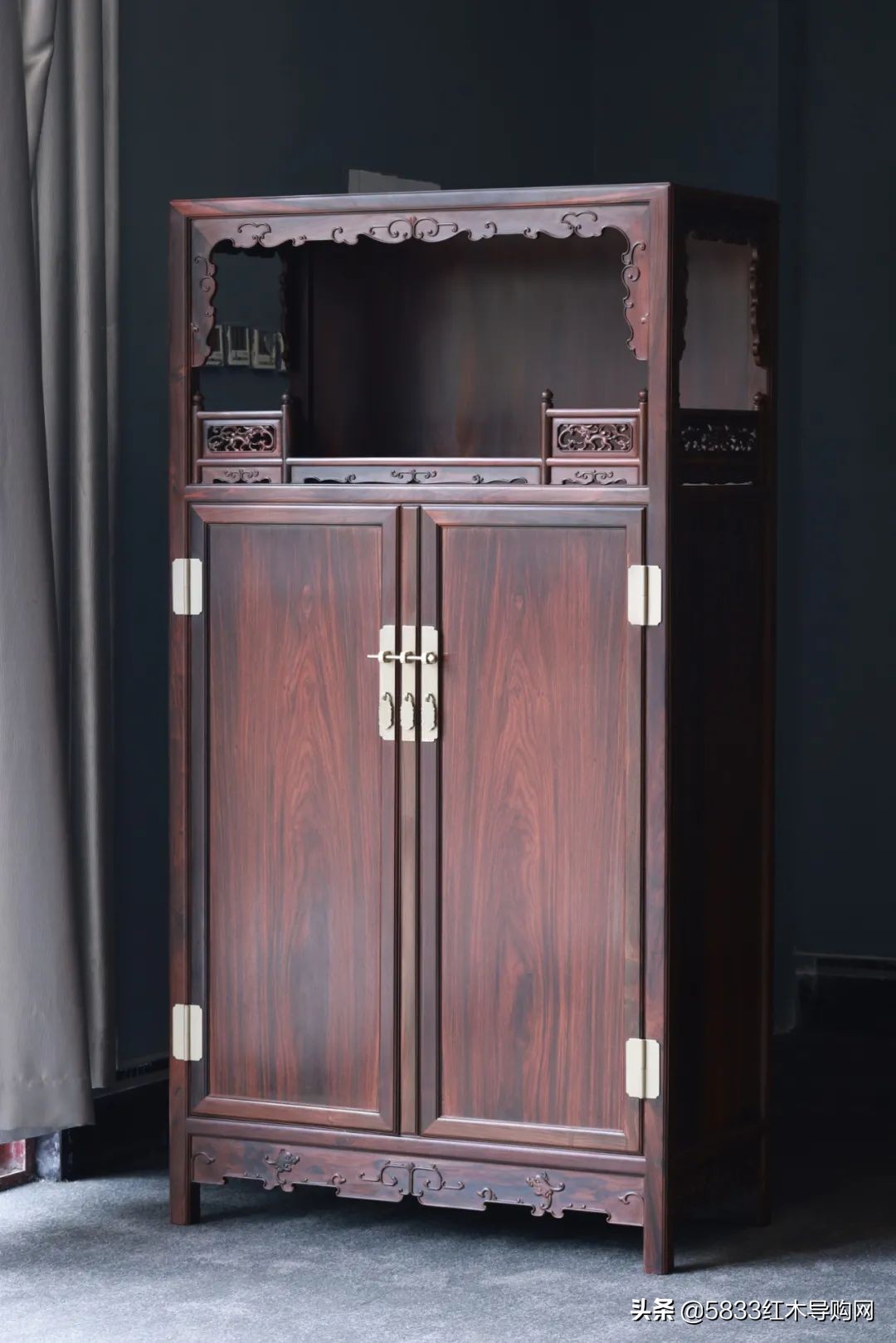 顶级红木家具:大红酸枝上格券口带栏杆亮格柜