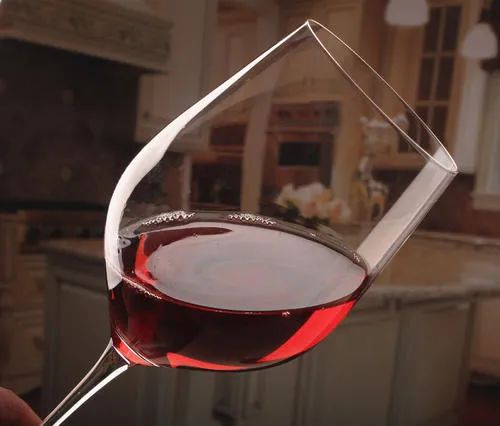 因为波尔多红酒酸和涩味较重,它的杯口锥度比较小可以留住大部分的酒