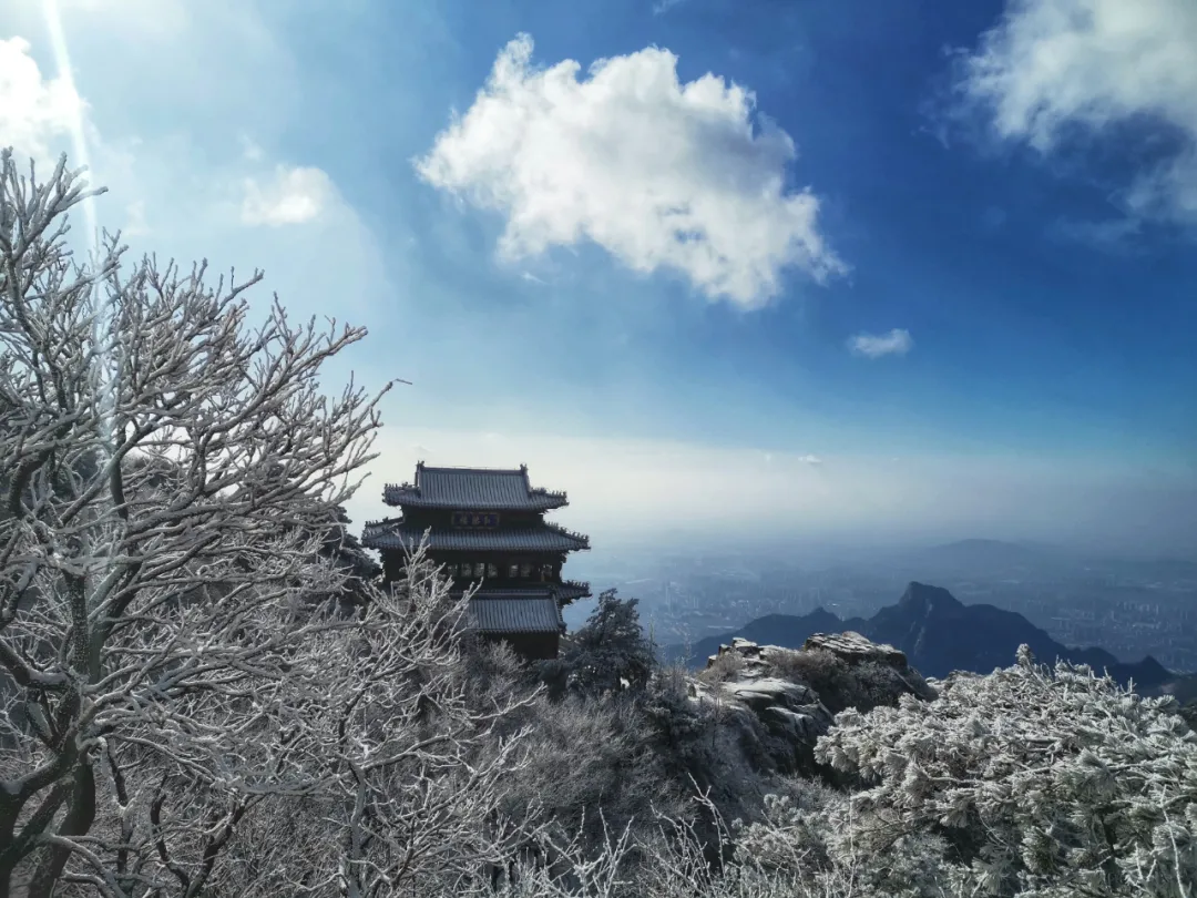 快看，刚拍的！雪后泰山，是山东海拔最高的琼楼仙阁