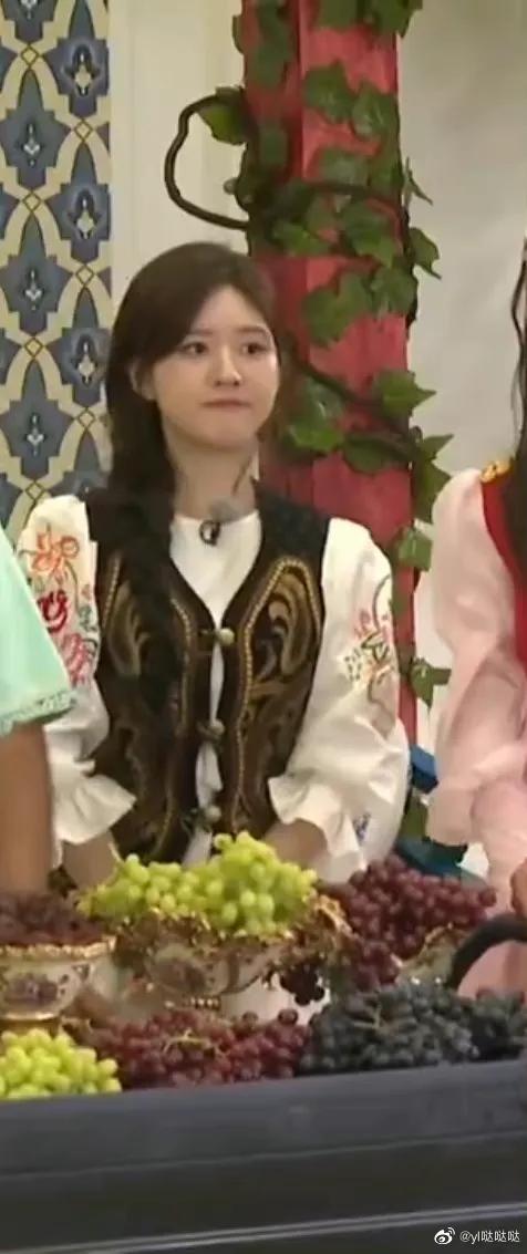 综艺《奔跑吧》直播截图中的赵露思小姐姐以及新疆收官路透哦