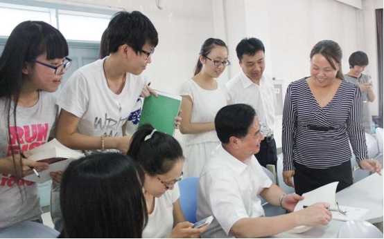 北大考古女孩回母校演讲，因“凡尔赛”演讲走红，这是怎么回事？