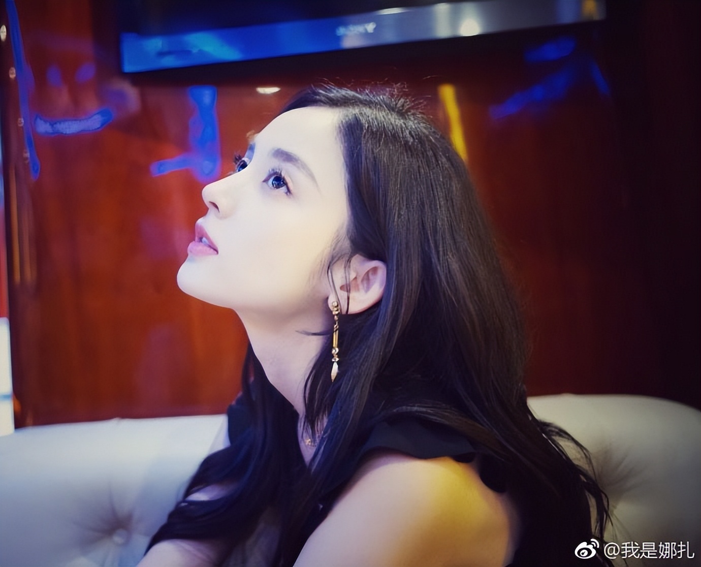 古力娜扎流苏皮裙秀蛮腰 比V甜笑很吸睛 美得天花板