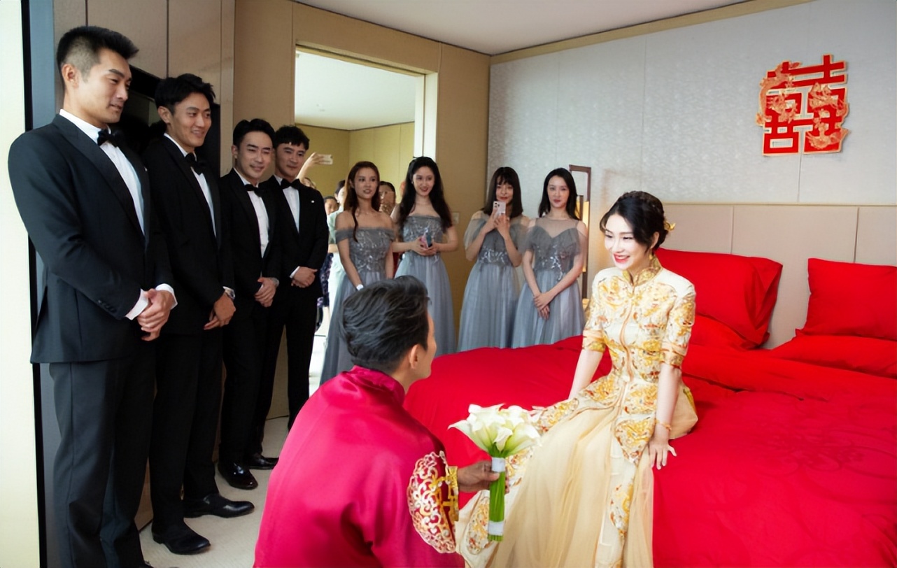 李子峰晒一家三口叠手照官宣老婆产子，双手抱娃笑容满溢，超有爱