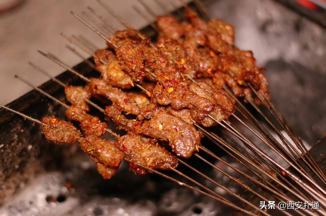 西安烤肉看世界杯(在摩托上烤串？这是西安最野的烤肉，想吃全靠缘分)