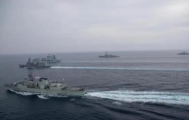 我方军舰搅局美日澳加联合军演，056护卫舰以一敌众闯入对方舰队