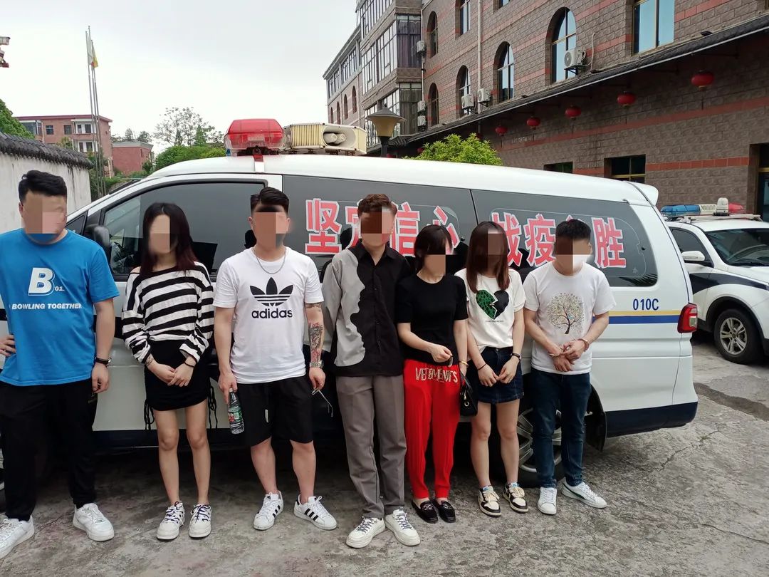 新余8名青年男女在包厢内聚众吸食毒品，丑态百出！被当场抓获！