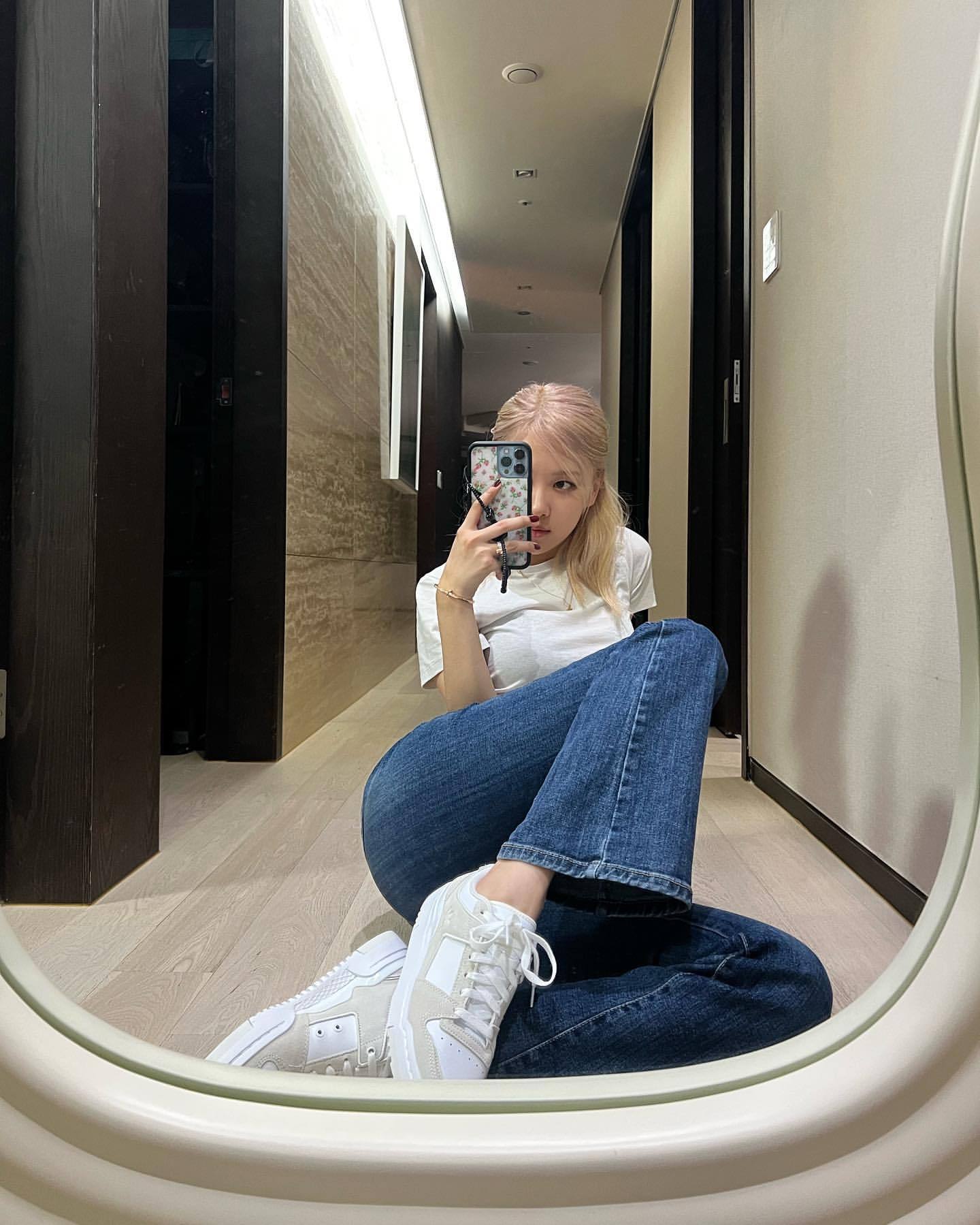 blackpink朴彩英晒素颜自拍,身穿白t恤牛仔裤,秀出优越的身材