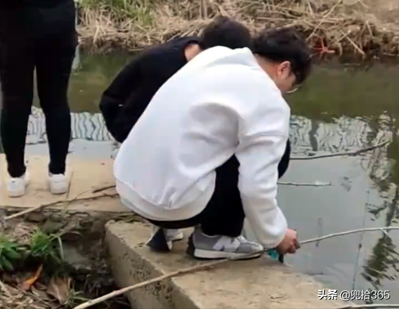 ����ѧ������Ů���ѵ�С��Ϻ��6��Сʱ����һ��࣬���ѣ��ھ���