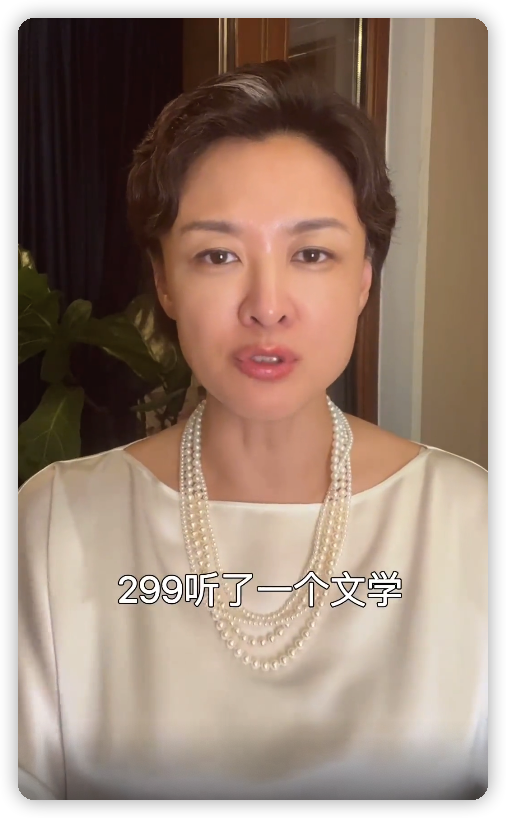 前央视主持李小萌去新疆，和女儿坐豪华房车太潇洒，网友感叹有钱