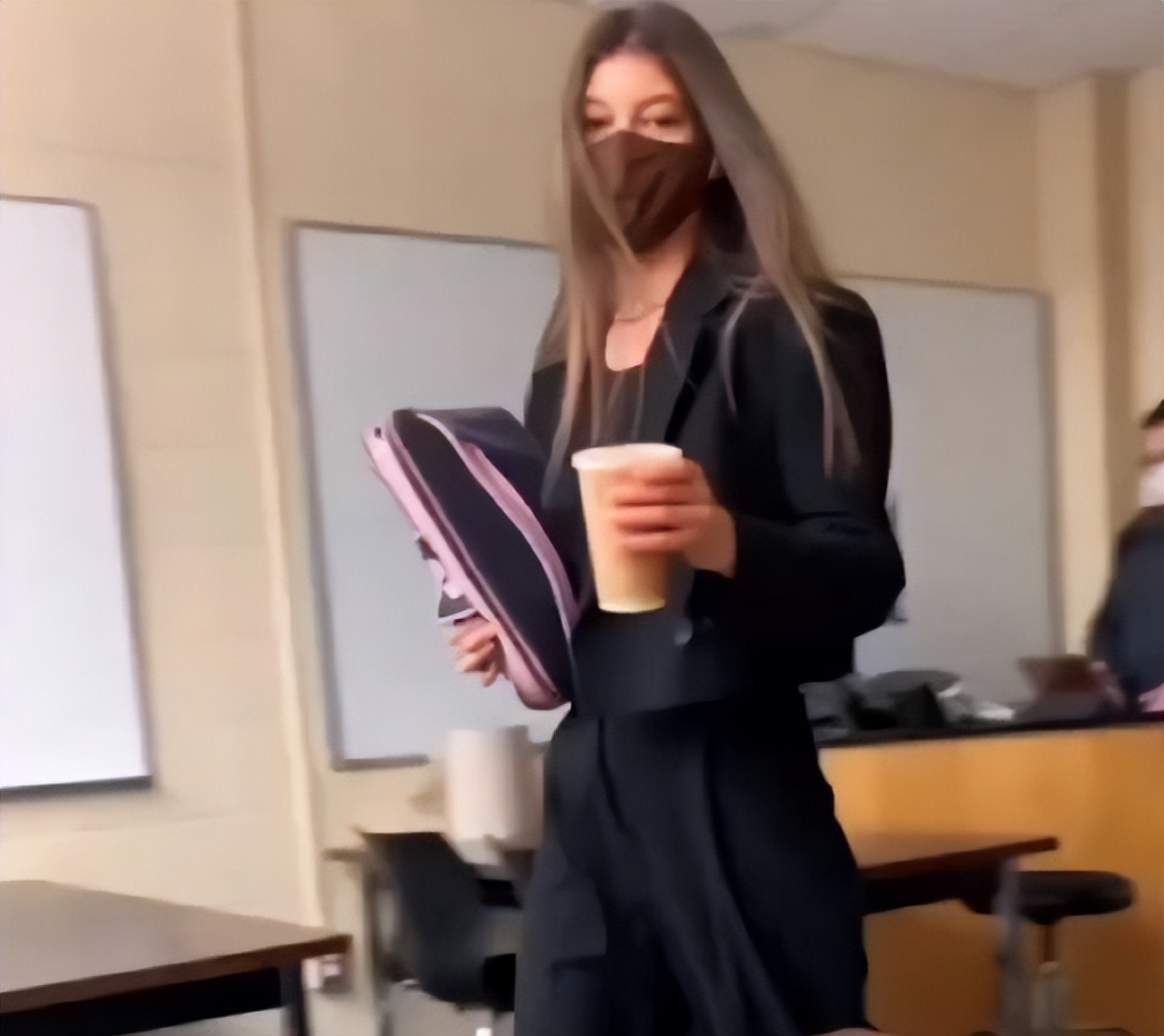 男大学生晒“心机”女生，上课精心穿搭，每天都不重样让人难忘