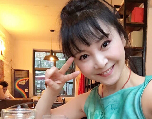 54岁《红楼梦》晴雯近况，替夫还债千万！泪崩自述丈夫死后租房住