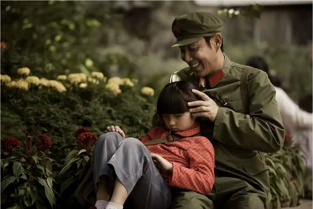 神秘的群演、张子枫的演技、冯导的卑微，成就了这部电影