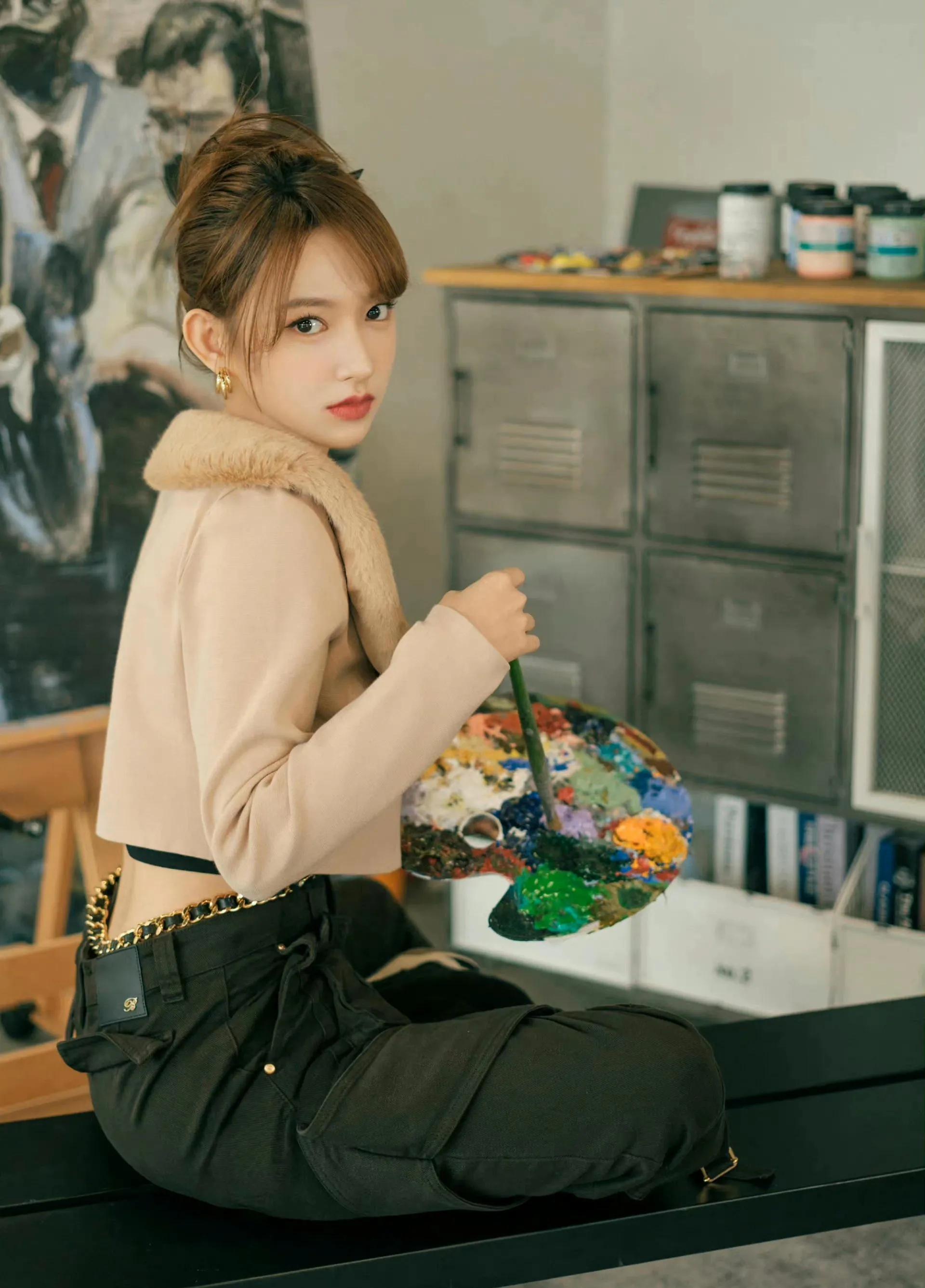 程潇建模脸名不虚传,穿奶茶色毛领针织搭黑色短t,露蛮腰很性感