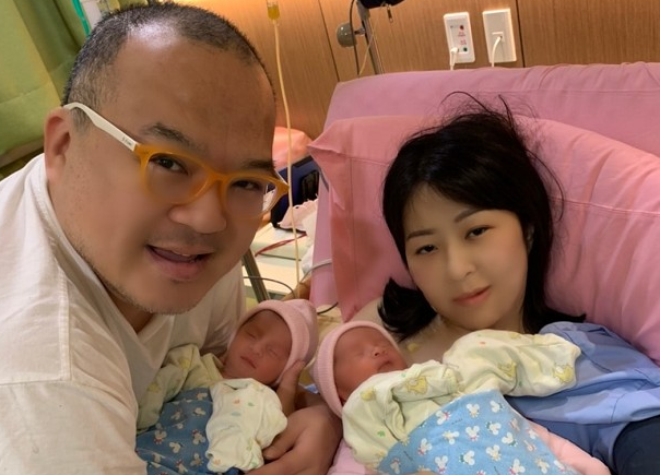 导演明金成灵堂现场曝光 众好友哭肿双眼 林依晨面色苍白显憔悴 天天看点