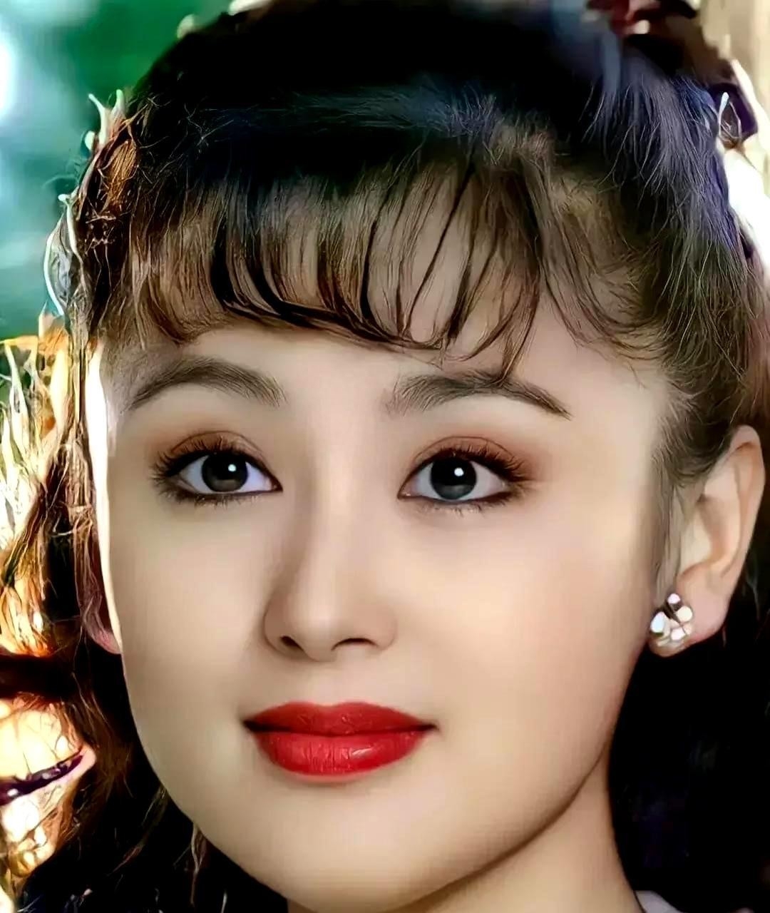 陈红:出演过《烟锁重楼》,陈红在巅峰时期的美貌惊为天人,没错,她就是