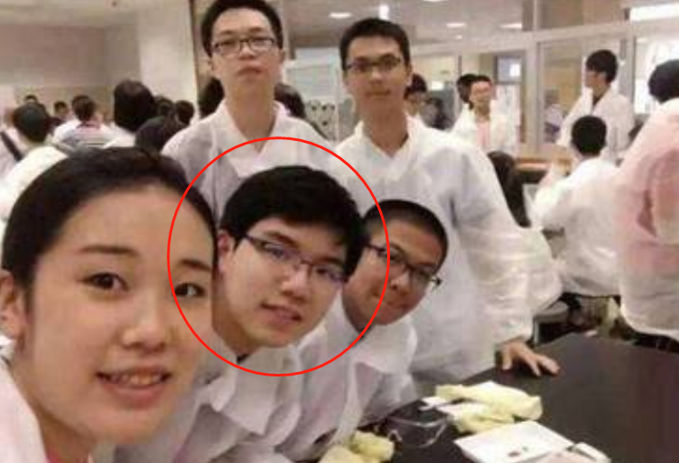 99年男生将成为韦神接班人？北大降200分录取，多所名校抛橄榄枝