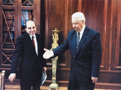 俄罗斯七寡头之首：我能让猴子当总统。死前向普京认错，希望回国