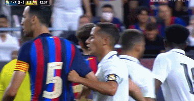 皇马巴萨打架视频（皇马巨星遭巴萨3连铲，20人冲突！吕迪格要干架，场面混乱）