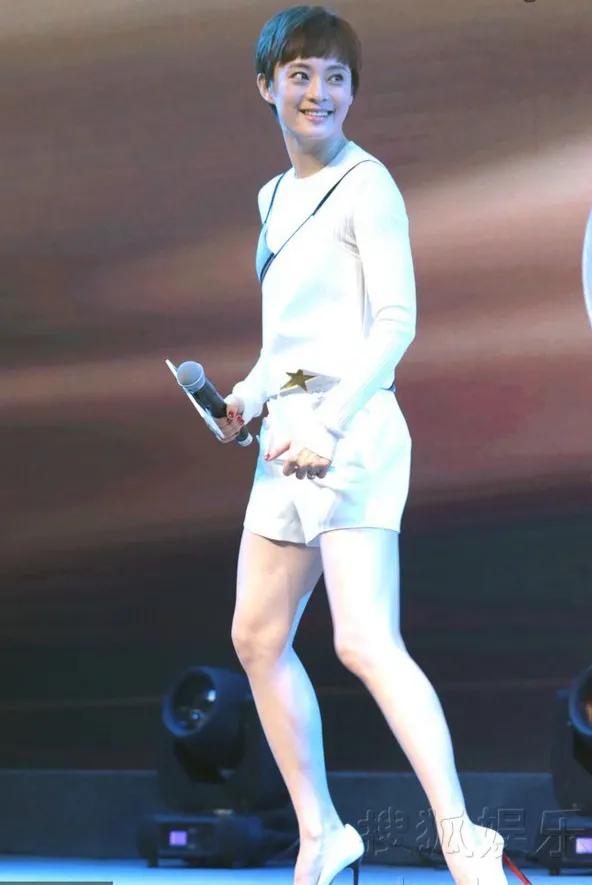 女明星牛仔短裤吴宣仪孙俪杨幂，感觉还是杨幂的腿最好看
