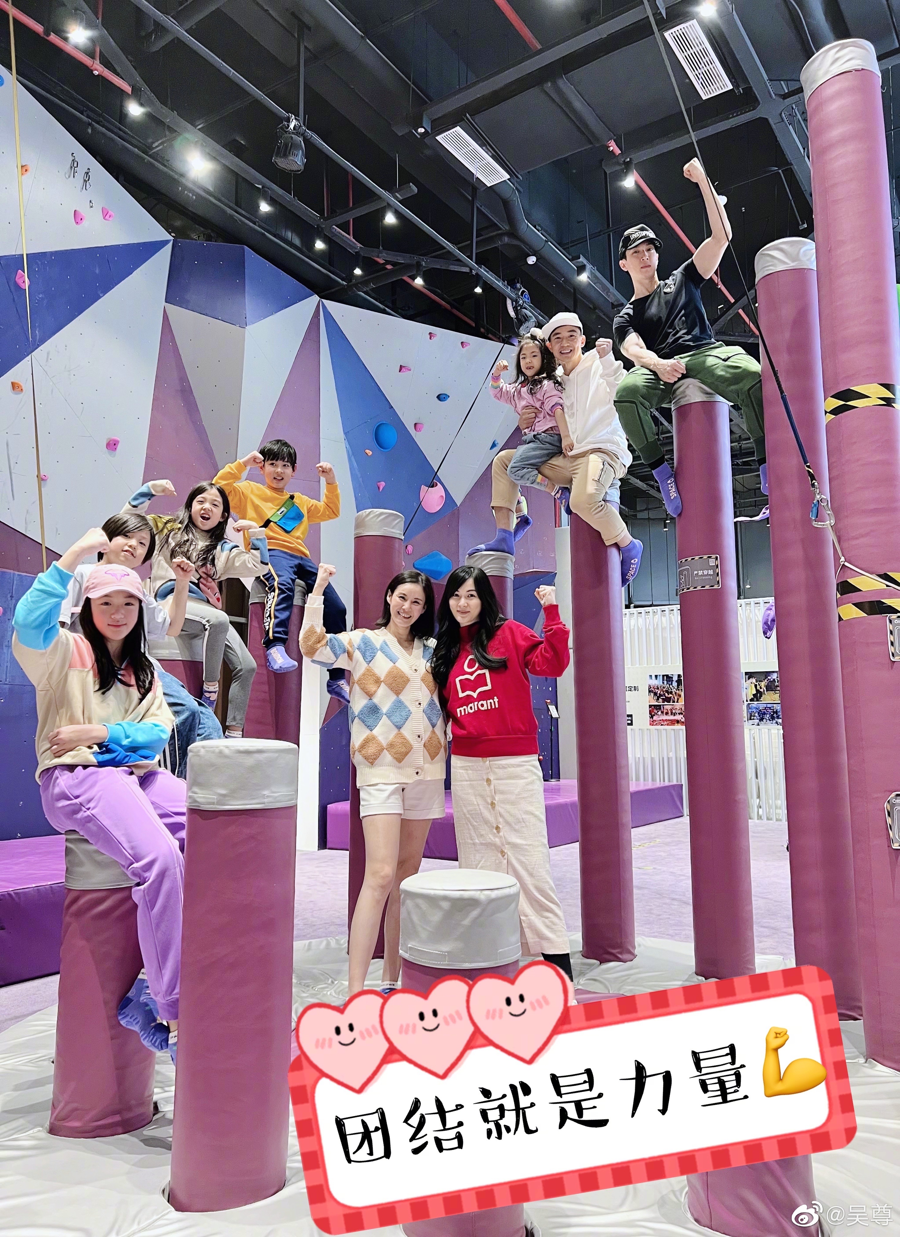 刘畊宏晒爸爸5聚会照，春哥一手抱Jasper一手抱小泡芙，笑容满足