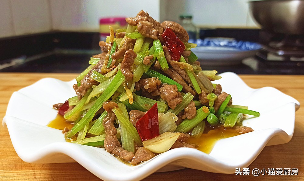圖片[1]-【芹菜炒肉】做法步驟圖 芹菜脆爽肉絲嫩滑 好吃下飯-起舞食譜網(wǎng)