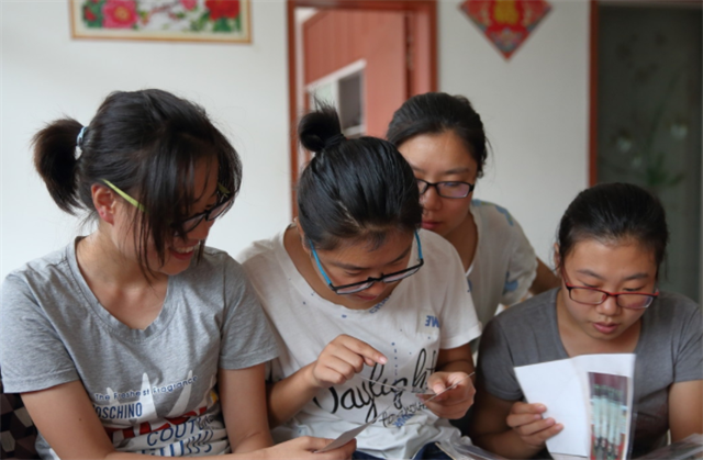 2017年农村四胞胎姐妹花同时考上大学，父母给她们一人买一部手机