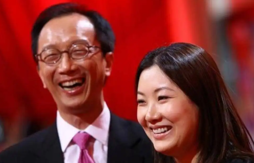 梁錦松個人資料（面對與梁錦松的26歲年齡差爭議，伏明霞回應：我喜歡成熟一點的）