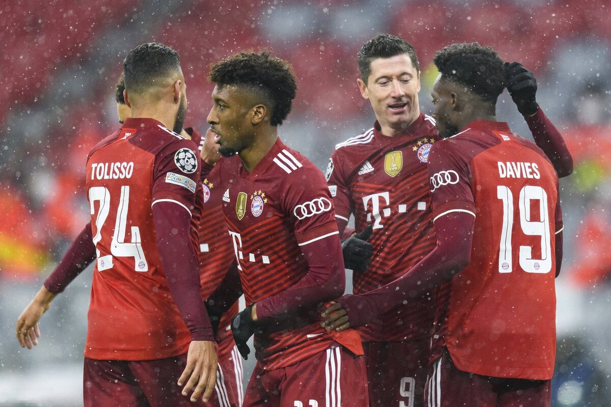 2011巴萨vs拜仁（0-3！巴萨被拜仁吊打+耻辱出局，欧冠21年神迹终结，哈维眼神空洞）