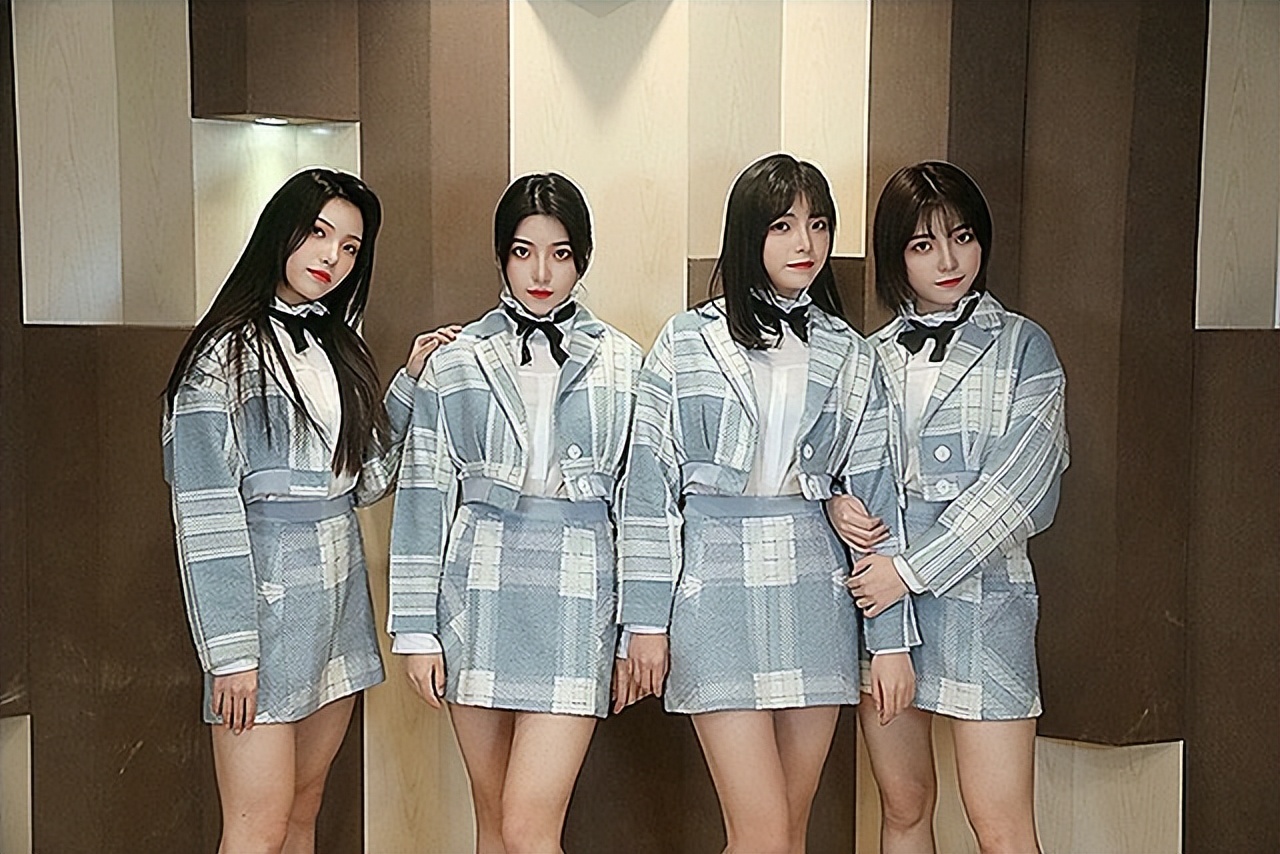 四胞胎"冰清玉洁",上同所大学住一寝室,如今老二成"美人鱼"