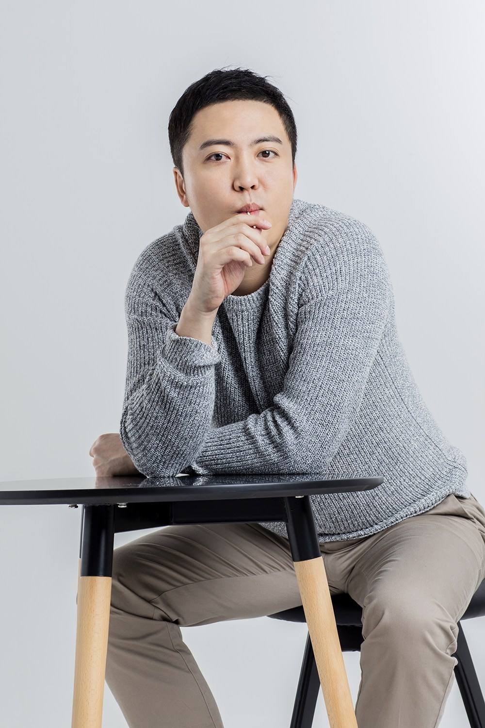 张一鸣张一鸣在2010年与张子栋,佳佳,大潘,修睿组成爱笑兄弟,在团队中