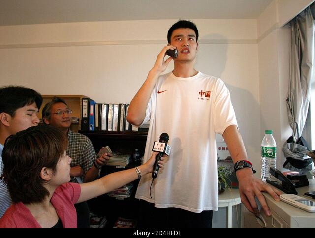 姚明：中国篮球的希望，一人扛起一国，没有伤病的他能走的多远？