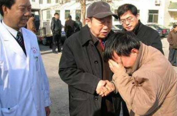 18年前，带着妹妹读大学，在学校捡破烂的21岁河南男孩，如今咋样