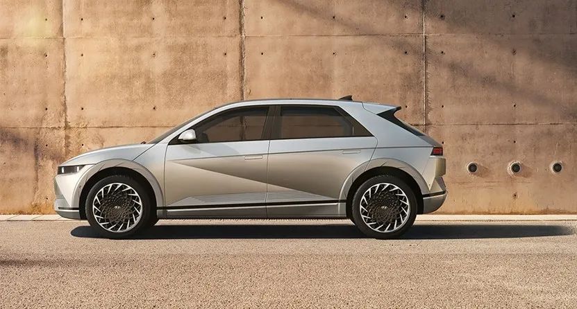 特斯拉柏林厂将停工两周/2今年Stellantis意产量将因缺芯减22万辆