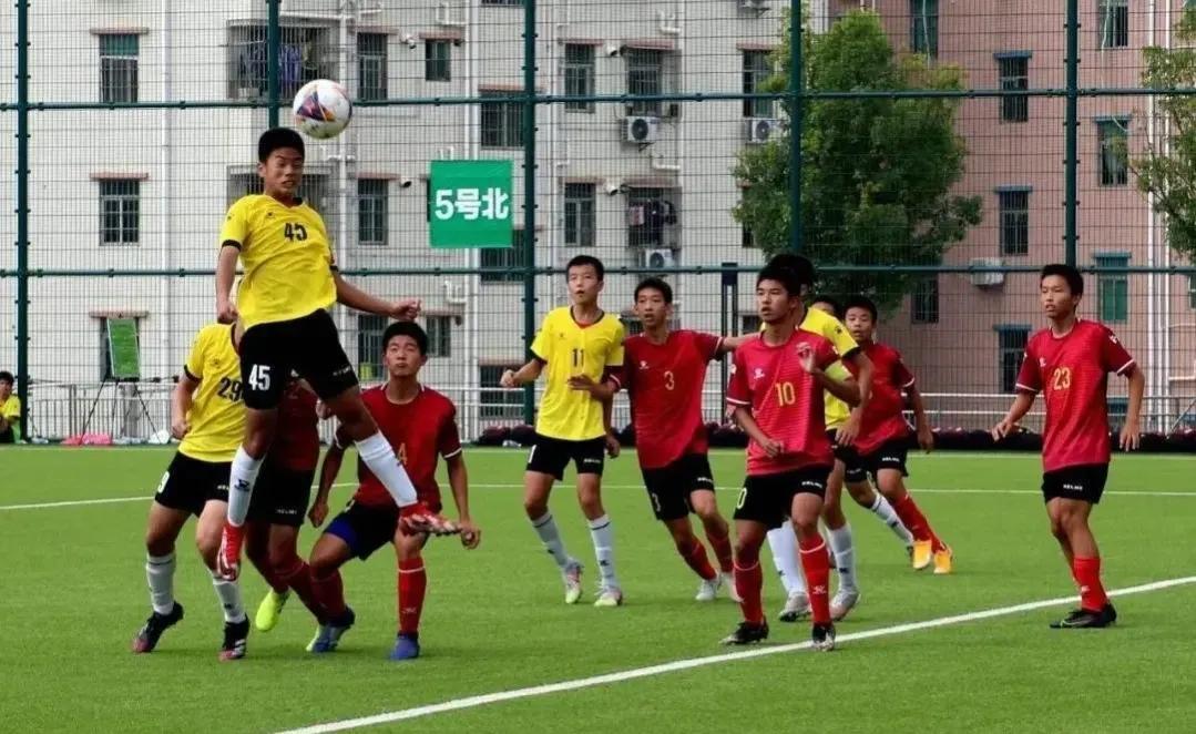 中国只有10万孩子常踢球(泱泱大国十几亿人，为什么找不出11个会踢球的？)