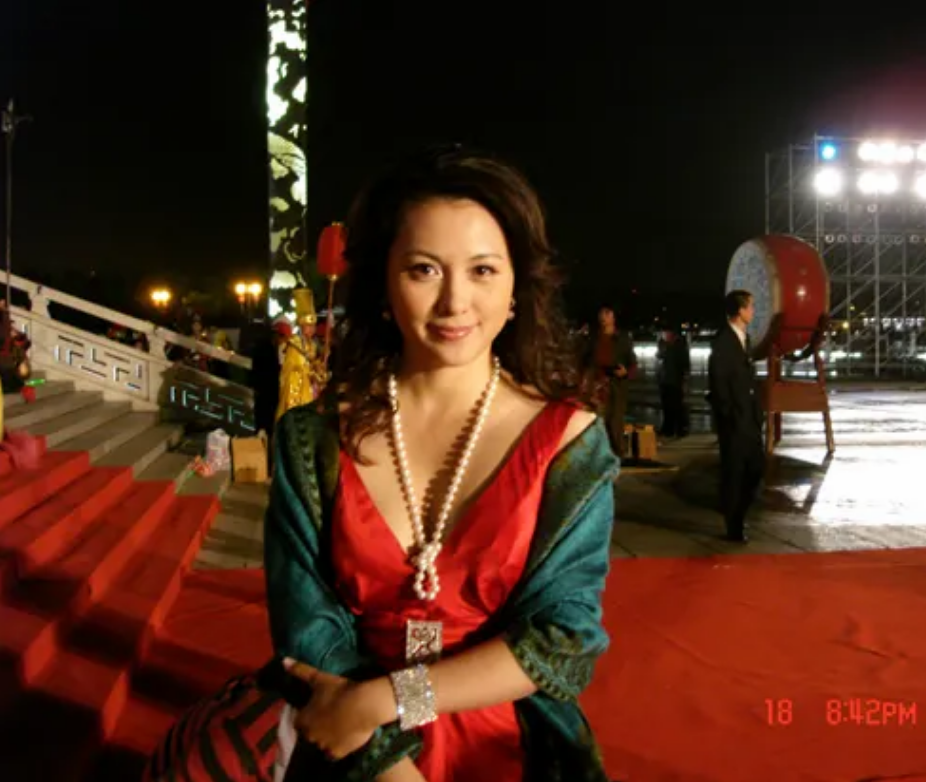 梦桐：曾因没钱买服装遭嘲讽，在央视工作25年，如今46岁活成这样