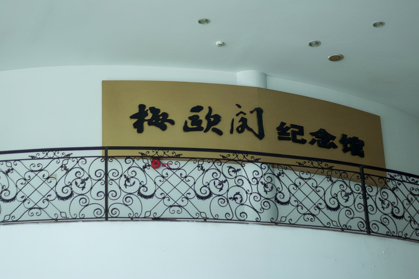 金碧辉煌舞台幕启惊艳众人目光