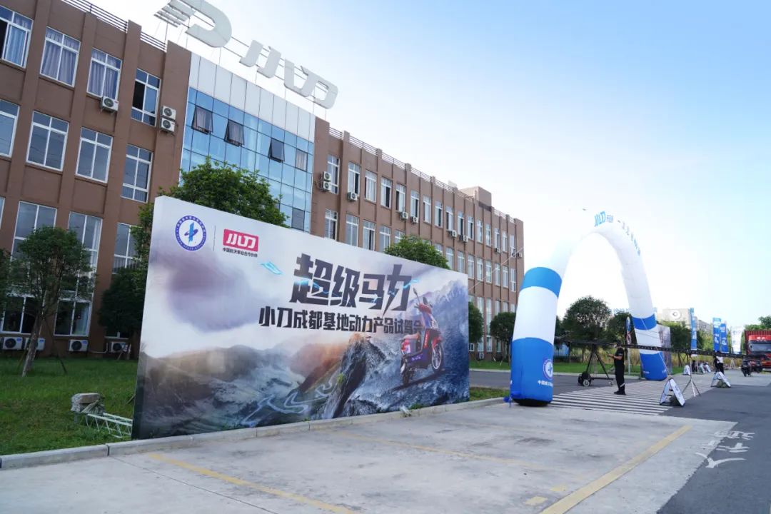 狂拽酷炫力炸天，小刀拉动10吨、12米长大货车