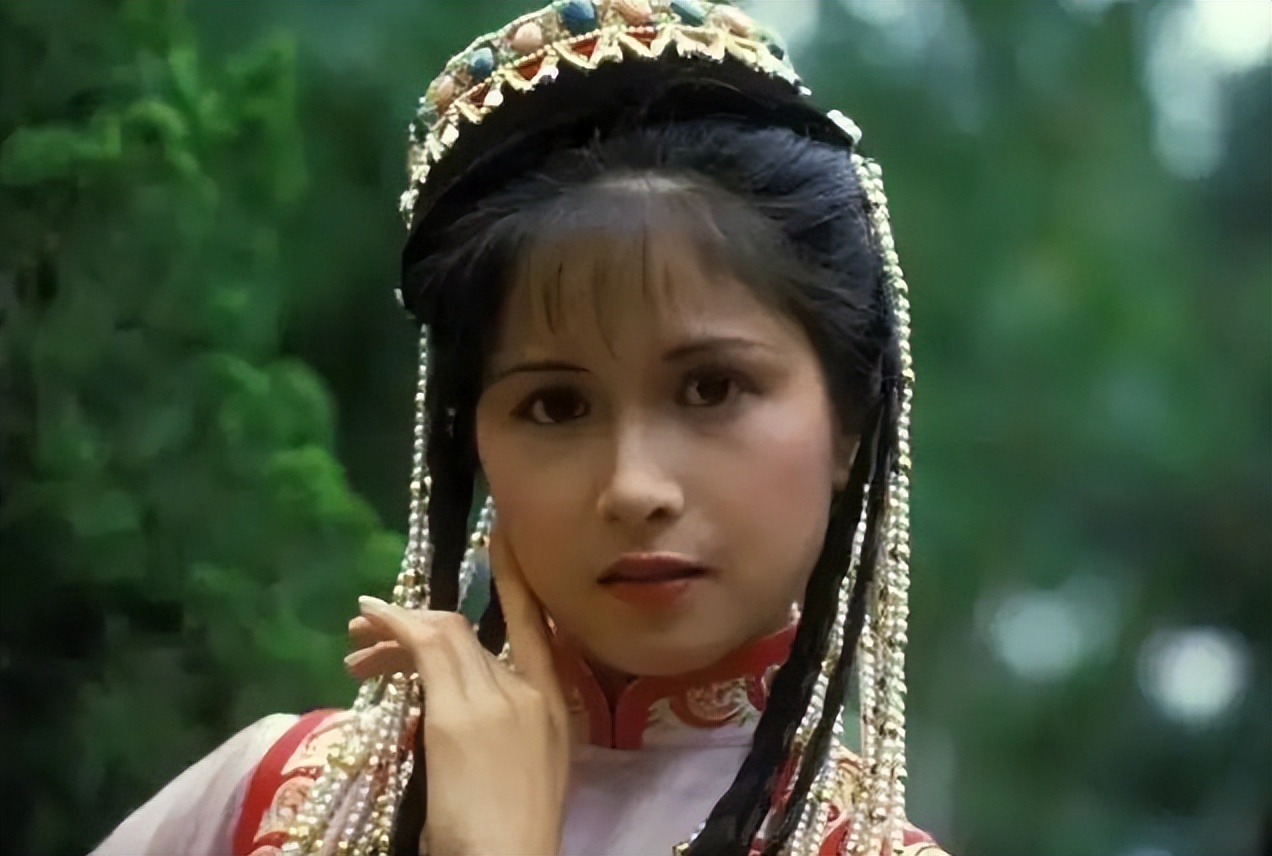 小昭不是谁都能演，她风华绝代，她像横店市场拉来的临时工