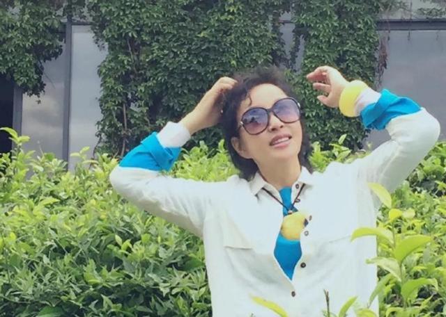 69岁刘晓庆，基础单品搭配玉石：张力十足，一身贵妇气质