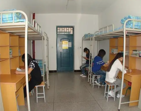 江苏某高校宿舍遭“强征”？学生物品被搬离，网友：学生怎么办