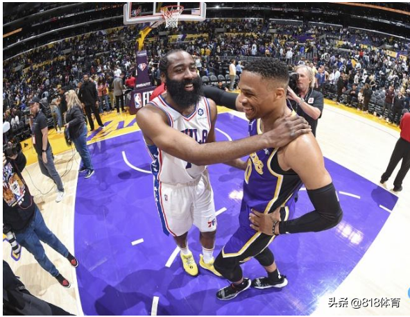 nba罚球为什么击掌(笑喷!哈登罚球找恩比德击掌,威少下意识伸出手,发现不对赶紧收手)