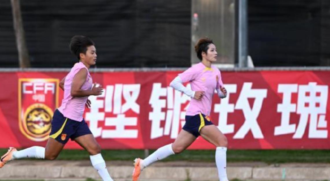 相互毒奶！水庆霞赛前低调，丹麦教练盛赞中国女足，首秀遇考验