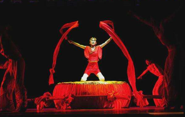 她在地震中失去双腿，6年后嫁华裔高学历老公，儿女双全成功逆袭